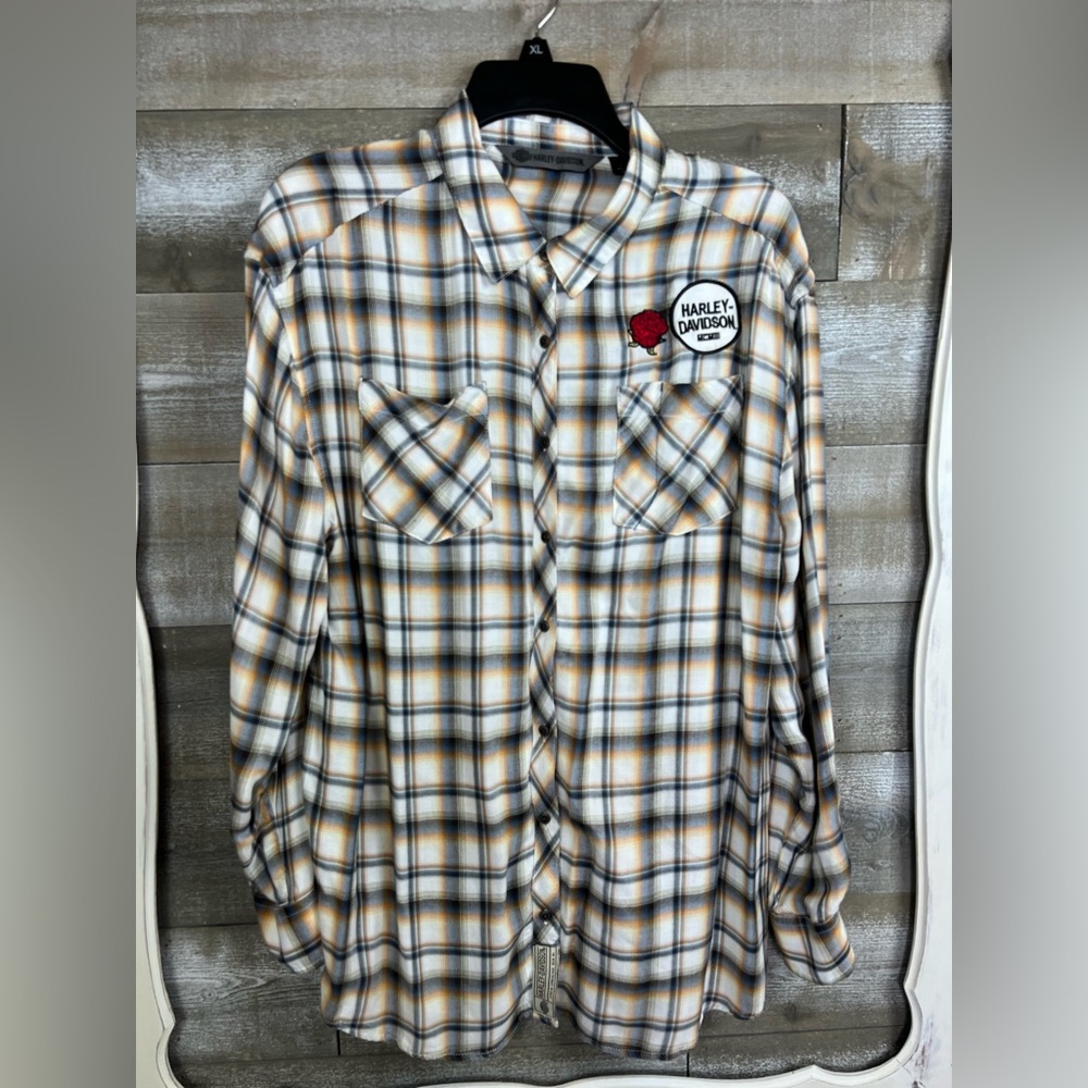 Harley Davidson Ladies size L long sleeved button down shirt